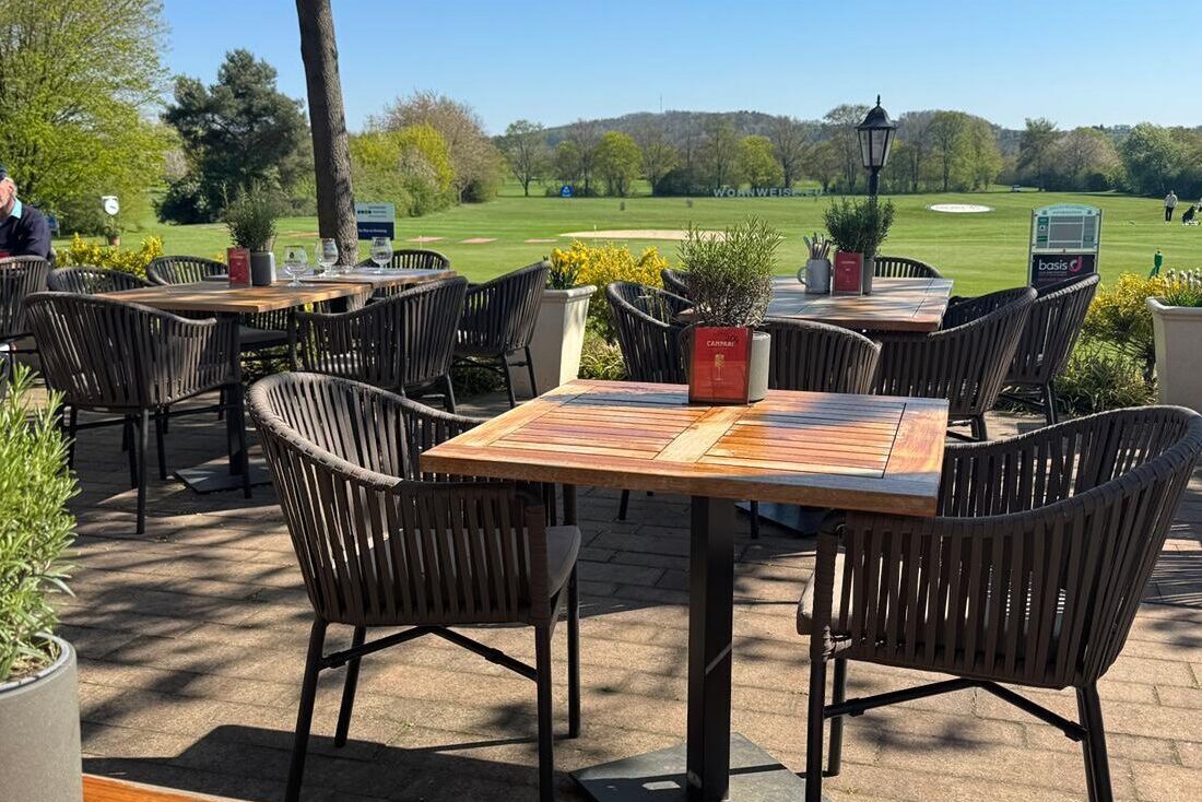 Delizia am Golfplatz Ullersdorf – Terrasse mit Golfplatzblick Sonnige Terrasse des Delizia am Golfplatz Ullersdorf mit Sitzplätzen und Blick über den Golfplatz